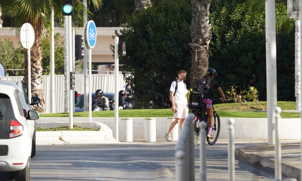 Une cycliste avec un siège bébé en train de s'insérer sous le rang point Bonaparte.